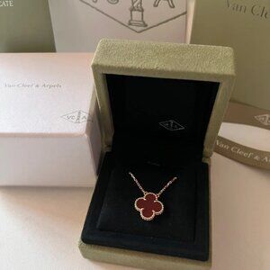 ✨✨✨ Authentic ✨ Van Cleef & Arpels 18k necklace ✨✨